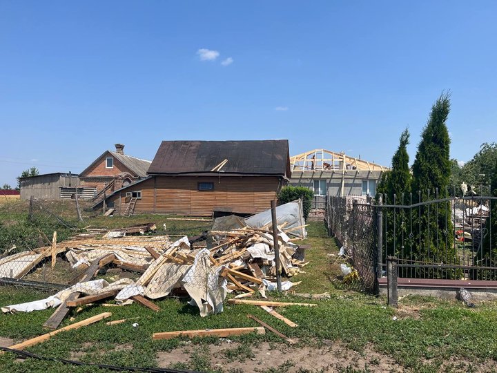 "Бачили, як дах летить в поле": в громаді на Волині буревій пошкодив понад 30 будинків "Бачили, як дах летить в поле": в громаді на Волині буревій пошкодив понад 30 будинків