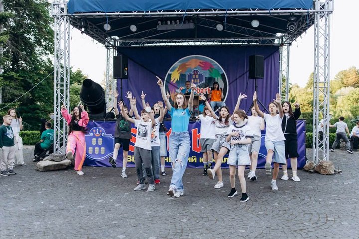 Діти зі Сумщини можуть безоплатно відпочити у таборі за проєктом «Карпатська зміна»: що потрібно для участі Діти зі Сумщини можуть безоплатно відпочити у таборі за проєктом «Карпатська зміна»: що потрібно для участі