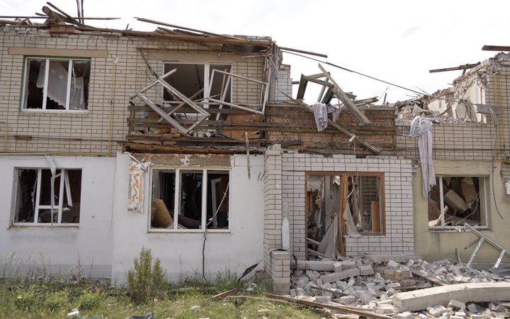 «Раніше було жваве село, все буяло, а зараз — бур'яни й розруха». Як прифронтова Васильківка виживає під атаками КАБів
