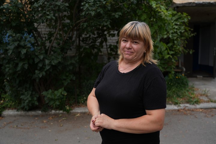 «Раніше було жваве село, все буяло, а зараз — бур'яни й розруха». Як прифронтова Васильківка виживає під атаками КАБів