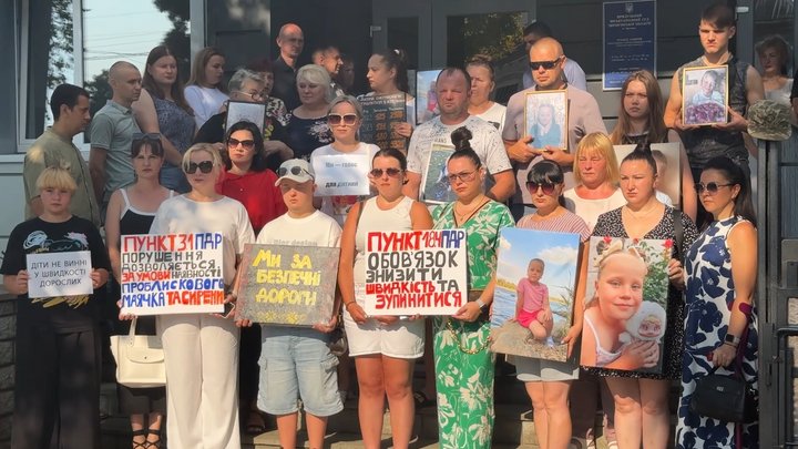 «Дитина не повернулась, легше не стало»: батьки про вирок поліцейській, яка у Прилуках на смерть збила 6-річну дівчинку «Дитина не повернулась, легше не стало»: батьки про вирок поліцейській, яка у Прилуках на смерть збила 6-річну дівчинку