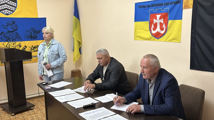 "Нас поставили перед фактом": у громаді на Вінниччині жителі прийшли на засідання виконкому через нові тарифи на воду "Нас поставили перед фактом": у громаді на Вінниччині жителі прийшли на засідання виконкому через нові тарифи на воду