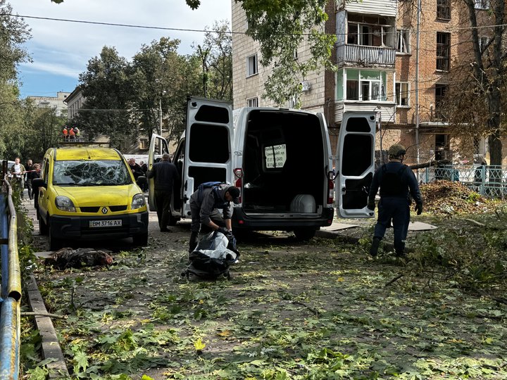 «Всі почали кричати, плакати»: у Сумах через атаку армії РФ загинули двоє людей «Всі почали кричати, плакати»: у Сумах через атаку армії РФ загинули двоє людей