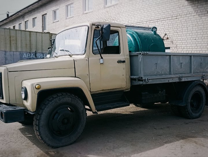 «Лего» для дорослих. Як механік Житомирводоканалу відновлює старі машини
