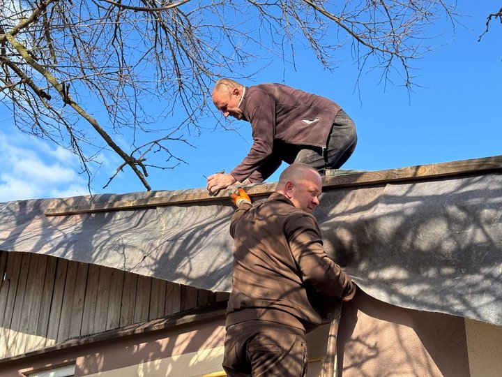 "Головне, що ми живі залишилися": на Вінниччині в одному з сіл уламки збитого безпілотника впали на житловий будинок "Головне, що ми живі залишилися": на Вінниччині в одному з сіл уламки збитого безпілотника впали на житловий будинок