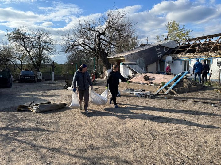 "Головне, що ми живі залишилися": на Вінниччині в одному з сіл уламки збитого безпілотника впали на житловий будинок "Головне, що ми живі залишилися": на Вінниччині в одному з сіл уламки збитого безпілотника впали на житловий будинок