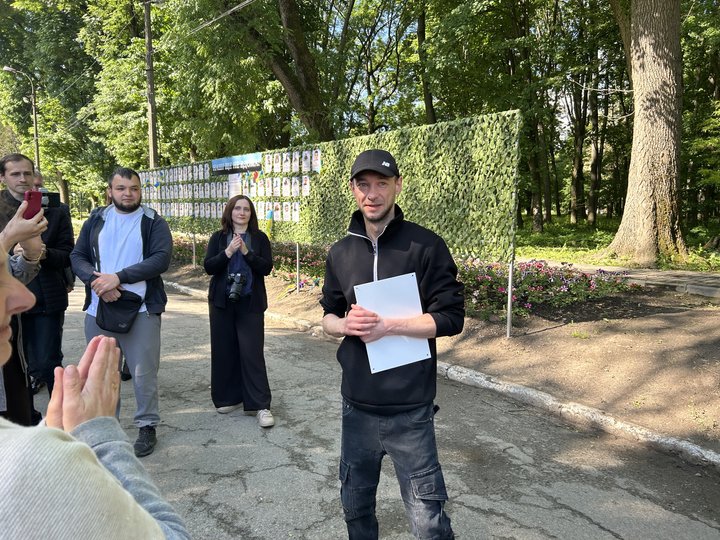"Дуже чекала і дуже молилася": на Черкашині зустріли звільненого з полону захисника