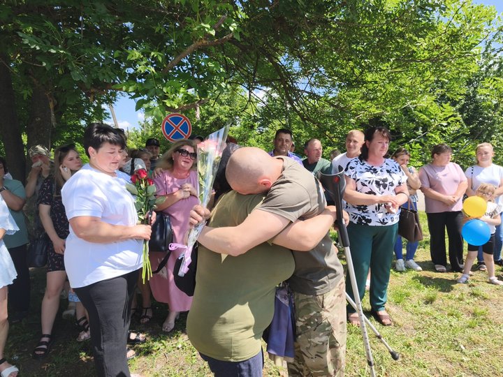 Після понад трьох років полону військовий Ігор Пивовар повернувся до рідного села на Житомирщині Після понад трьох років полону військовий Ігор Пивовар повернувся до рідного села на Житомирщині