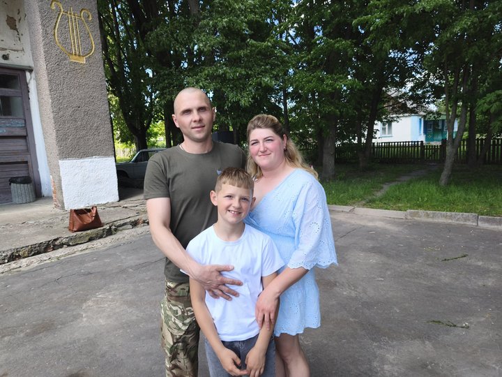 Після понад трьох років полону військовий Ігор Пивовар повернувся до рідного села на Житомирщині Після понад трьох років полону військовий Ігор Пивовар повернувся до рідного села на Житомирщині