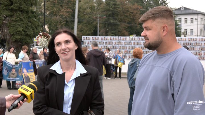 Зняв свій портрет з «Алеї Надії» після 4 років полону: Луцьк зустрів оборонця Маріуполя Павла Літвіна Зняв свій портрет з «Алеї Надії» після 4 років полону: Луцьк зустрів оборонця Маріуполя Павла Літвіна