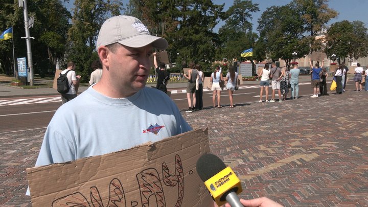 Відставка Федорова з посади очільника Міноборони: як чернігівці вийшли на акцію протесту на Красній площі Відставка Федорова з посади очільника Міноборони: як чернігівці вийшли на акцію протесту на Красній площі