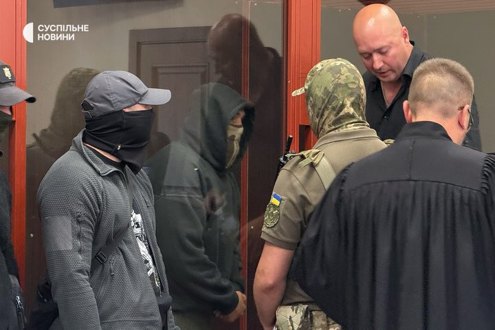 Звільнений зі служби в СБУ доброволець Віталій Жикович (за склом) у Печерському суді під час обрання йому запобіжного заходу. Київ, 9 липня 2026 року Звільнений зі служби в СБУ доброволець Віталій Жикович (за склом) у Печерському суді під час обрання йому запобіжного заходу. Київ, 9 липня 2026 року
