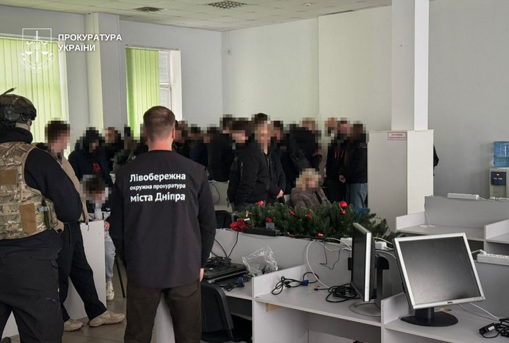 "Перші "офіси" в Україні — були з Дніпра". Історії колишніх працівників шахрайських кол-центрів у місті "Перші "офіси" в Україні — були з Дніпра". Історії колишніх працівників шахрайських кол-центрів у місті