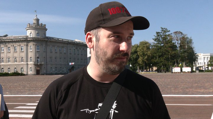 Відставка Федорова з посади очільника Міноборони: як чернігівці вийшли на акцію протесту на Красній площі Відставка Федорова з посади очільника Міноборони: як чернігівці вийшли на акцію протесту на Красній площі