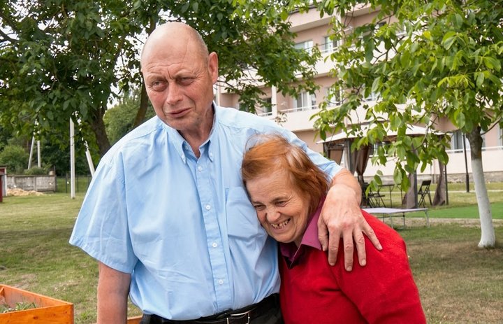 Створюють нові сім'ї та будують плани на майбутнє: як живуть підопічні геріатричного пансіонату у Луцьку