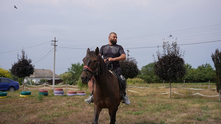 На Вінниччині ветеранів безкоштовно катають на конях у межах волонтерської ініціативи