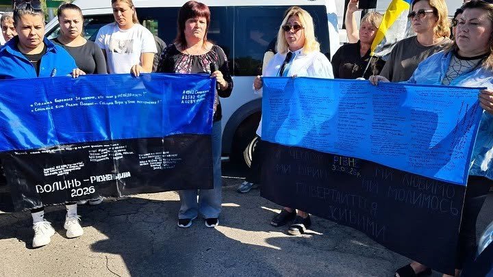 «Між небом і землею»: в музей у Луцьку передали прапор з іменами зниклих і полонених бійців «Між небом і землею»: в музей у Луцьку передали прапор з іменами зниклих і полонених бійців