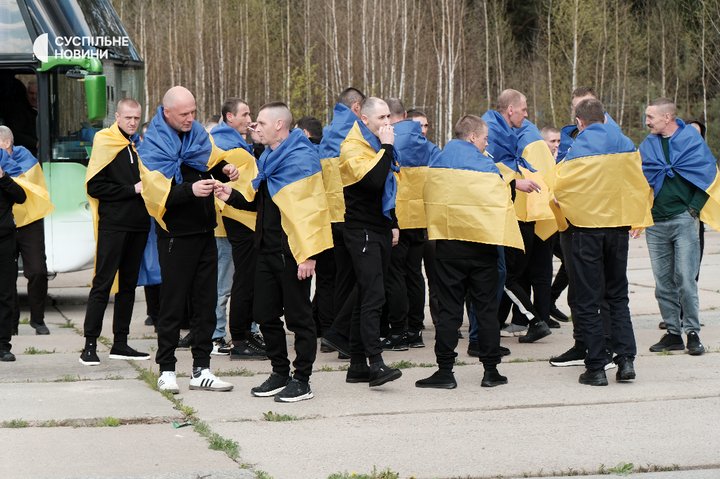 73-й обмін між Україною та РФ: з російського полону повернулись 193 українські оборонці