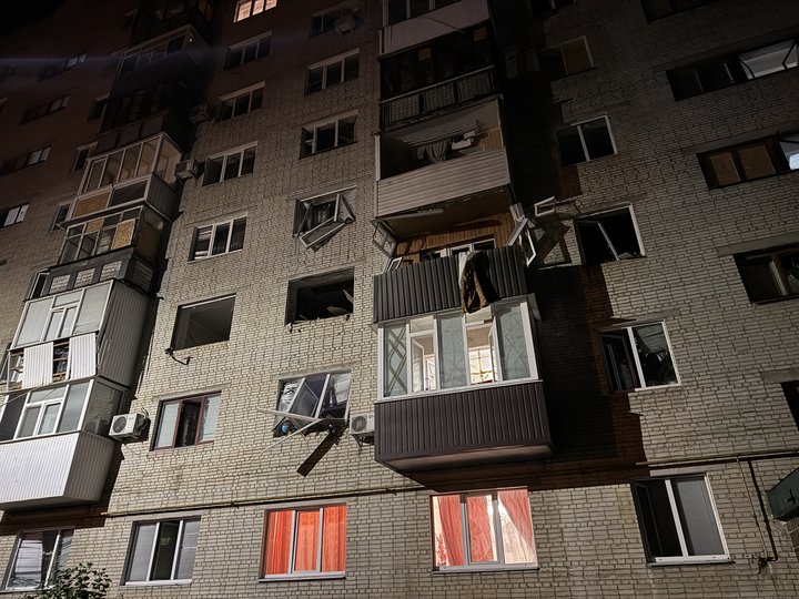 «За дітей злякалися, коліна пошкоджені, але живі» — мешканці пошкодженого будинку в Сумах розповіли про наслідки удару