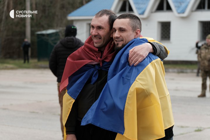 73-й обмін між Україною та РФ: з російського полону повернулись 193 українські оборонці