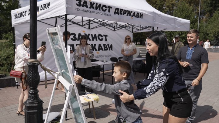 У Вінниці на Європейській площі встановили «Дзеркало Незалежності» У Вінниці на Європейській площі встановили «Дзеркало Незалежності»