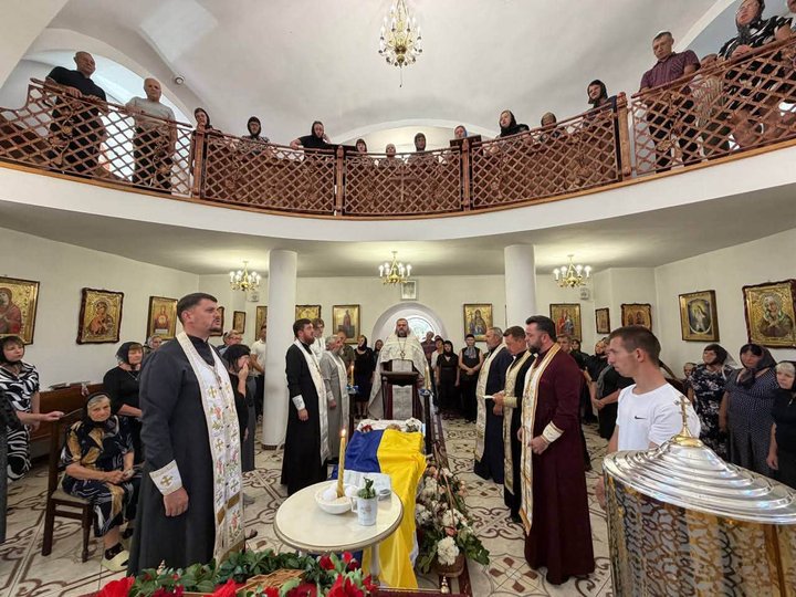 На Закарпатті попрощалися з десантником Леонідом Золотим, який помер у лікарні після звільнення зі служби