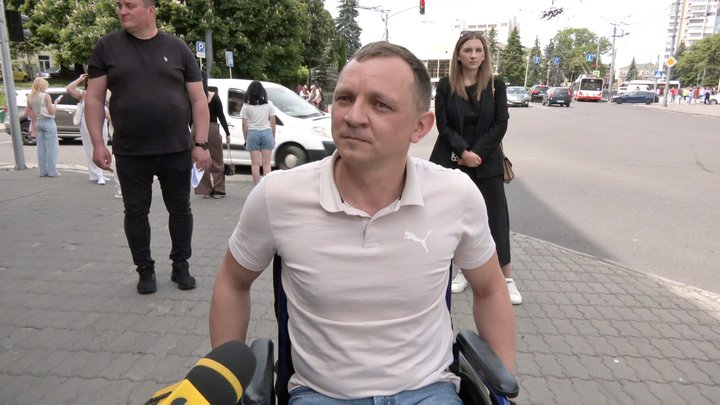 «Хода безбар'єрності» в центрі Луцька: перевіряли вулиці й будівлі на доступність для людей з інвалідністю «Хода безбар'єрності» в центрі Луцька: перевіряли вулиці й будівлі на доступність для людей з інвалідністю