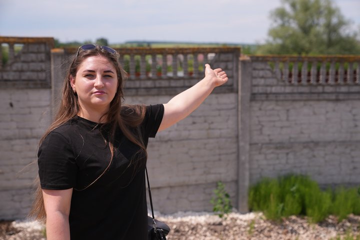 Місцева жителька Вікторія Рибак, Тлумач