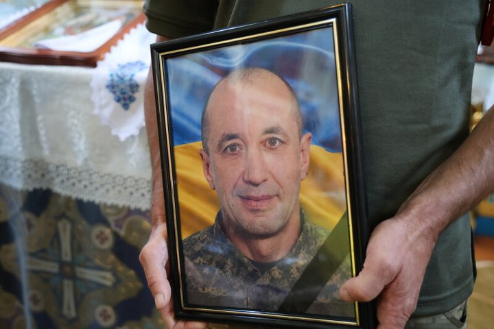 У Луцькій громаді попрощалися з 51-річним військовослужбовцем Русланом Снопком
