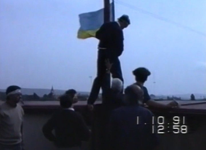 Перші прапори незалежної України в Ужгороді: як це було Перші прапори незалежної України в Ужгороді: як це було