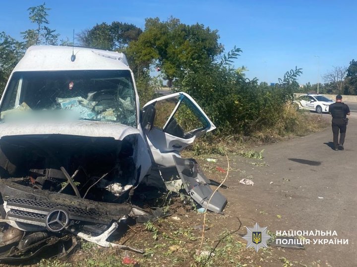 ДТП на трасі Київ — Одеса: загинула пасажирка, семеро людей травмувалися ДТП на трасі Київ — Одеса: загинула пасажирка, семеро людей травмувалися