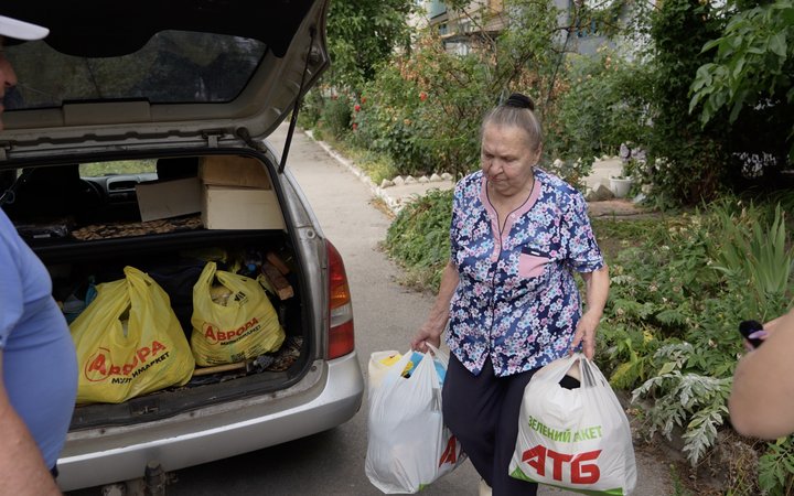 «Раніше було жваве село, все буяло, а зараз — бур'яни й розруха». Як прифронтова Васильківка виживає під атаками КАБів