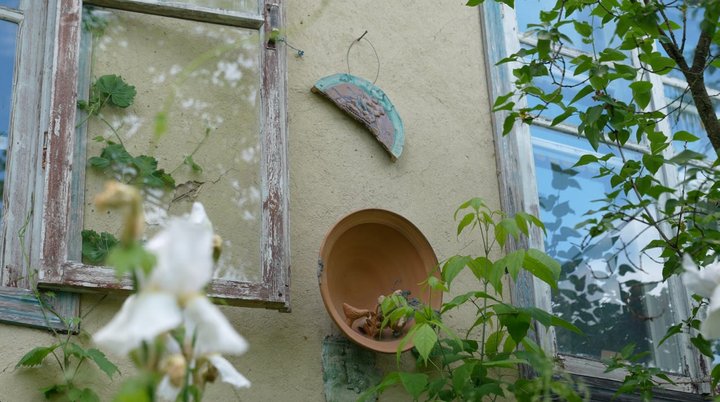 Зачарувала канівська глина: гончар з Черкащини створює скульптури у сторічній хаті