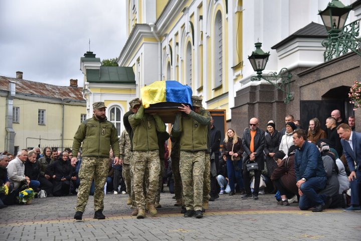 У Луцьку попрощалися з 26-річним майором Денисом Жуком У Луцьку попрощалися з 26-річним майором Денисом Жуком