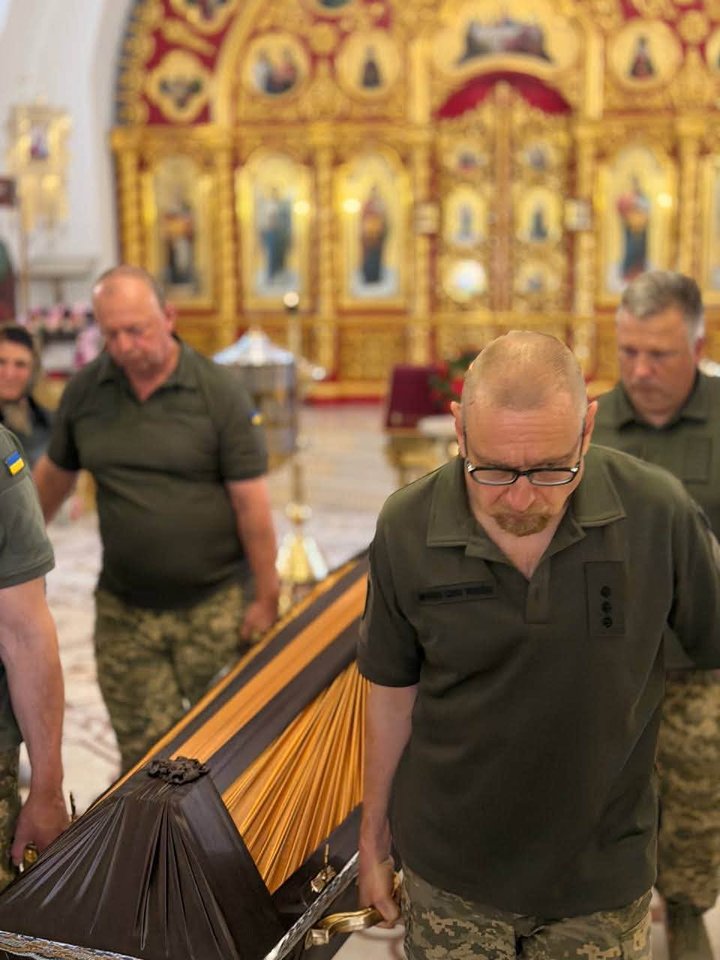 На Закарпатті попрощалися з десантником Леонідом Золотим, який помер у лікарні після звільнення зі служби