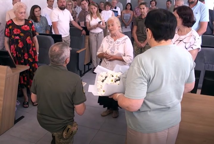 Сказала владі своє "ні": чому мати загиблого бійця з Волині відмовилася від його нагороди