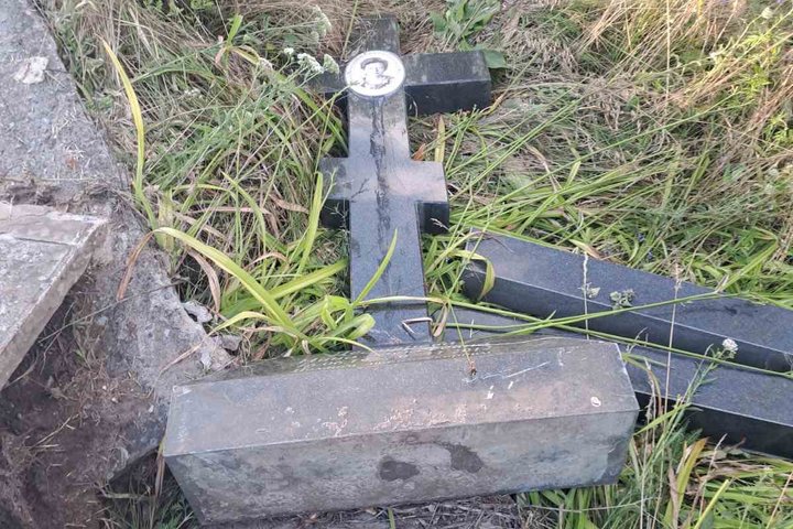 Пошкоджена могила на кладовищі в Осколі Ізюмського району після викрадення танка-пам'ятника
