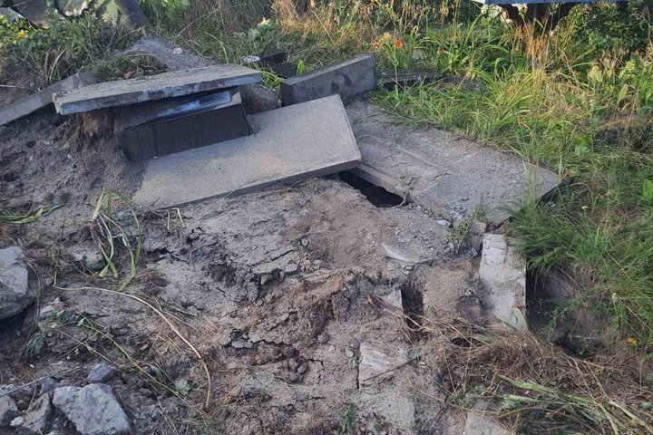 Пошкоджена могила на кладовищі в Осколі на Харківщині