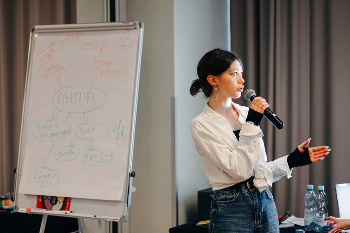 17-річна дівчина з Ромен створила ШІ-платформу для громадських організацій