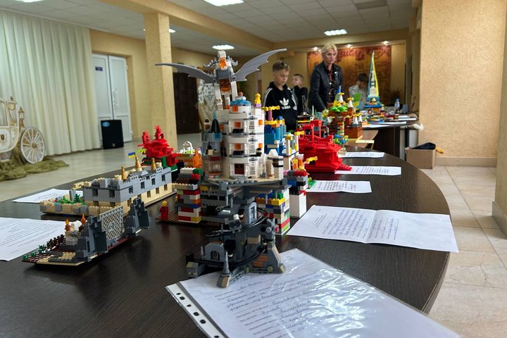 У громаді поблизу Житомира діти представили власні LEGO-моделі фортець і замків: ідеї використають для розвитку туризму У громаді поблизу Житомира діти представили власні LEGO-моделі фортець і замків: ідеї використають для розвитку туризму