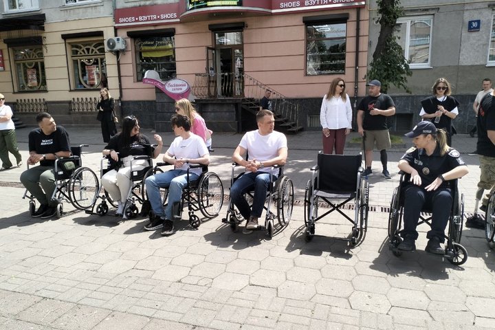 «Хода безбар'єрності» в центрі Луцька: перевіряли вулиці й будівлі на доступність для людей з інвалідністю «Хода безбар'єрності» в центрі Луцька: перевіряли вулиці й будівлі на доступність для людей з інвалідністю