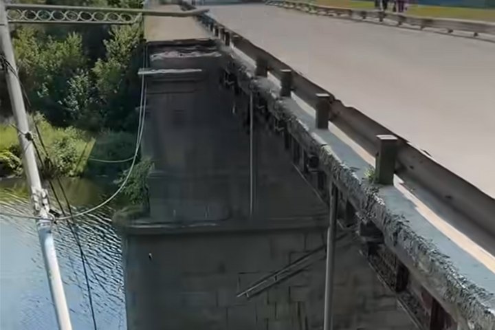 У Коростишеві обвалилася частина мосту — мікрорайон залишився без доступу до центру міста