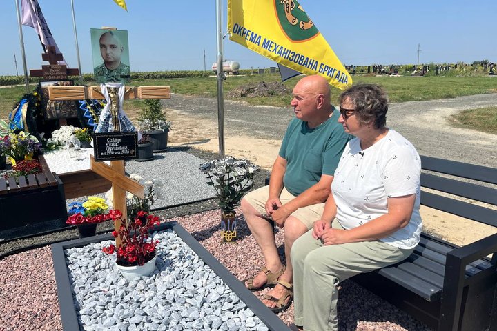 Рік і два місяці вважався зниклим безвісти: батьки загиблого лучанина поділилися спогадами про сина Рік і два місяці вважався зниклим безвісти: батьки загиблого лучанина поділилися спогадами про сина