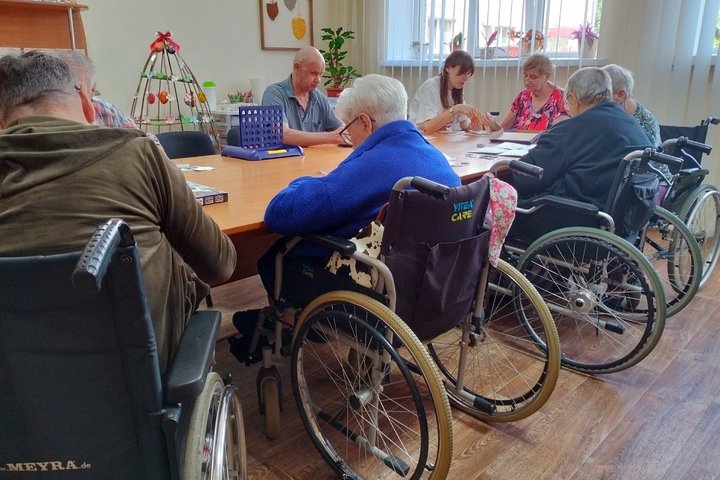 Створюють нові сім'ї та будують плани на майбутнє: як живуть підопічні геріатричного пансіонату у Луцьку