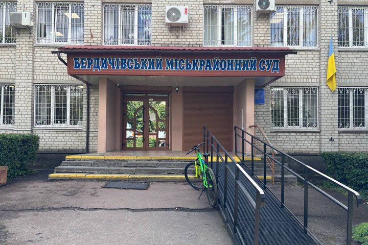 Погоня у середмісті та наїзд на поліцейського: у Бердичеві перенесли перше судове засідання у справі 37-річного водія