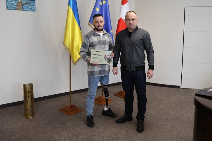 У Луцьку ветерану, який втратив на війні ногу, вручили сертифікат на придбання житла У Луцьку ветерану, який втратив на війні ногу, вручили сертифікат на придбання житла