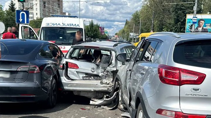 П’ятикратне зіткнення на Стрийській: пьяний водій у Львові влаштував масову аварію та відправив двох людей до лікарні
