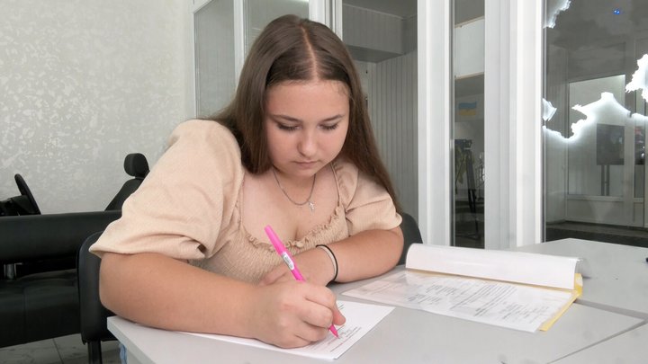 Одна дівчина серед чоловіків: чому дівчата на Волині обирають професію трактористки Одна дівчина серед чоловіків: чому дівчата на Волині обирають професію трактористки