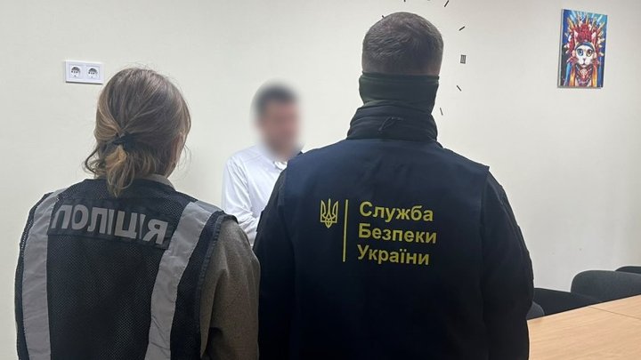 Лікар зі Львівщини вимагав гроші за безкоштовні довідки для дитини з інвалідністю — йому оголосили підозру
