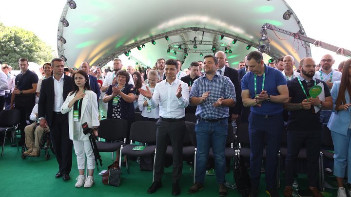 Президент Украины Владимир Зеленский, глава Администрации Президента Украины Андрей Богдан, первый помощник президента Украины Сергей Шефир во время съезда партии "Слуга народа", в Киеве, 9 июня 2019 г.